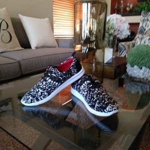 TOM'S TENNIS SHOES SIZE (7) news but without tags